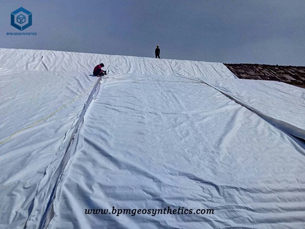 Installation de géomembrane composite pour un projet minier au Congo