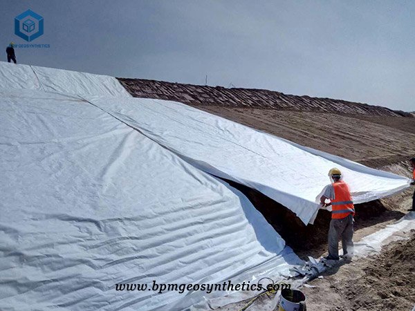 Instalación de un sistema de revestimiento de geomembrana compuesta para un proyecto minero en el Congo