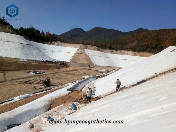 proceso de instalación del sistema de revestimiento de geomembrana compuesta para un proyecto minero en el Congo