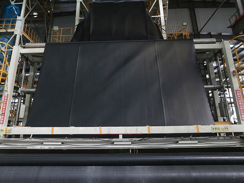 Geosynthetic Clay Liner vs Geomembrane Geosynthetic Clay Liner vs Geomembrane