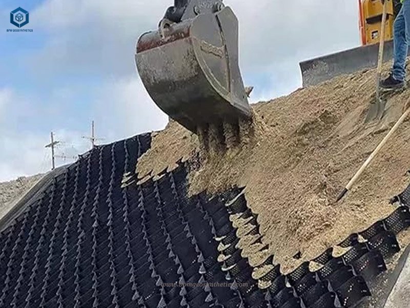 Geomalla de HDPE frente a geocelda para protección de pendientes